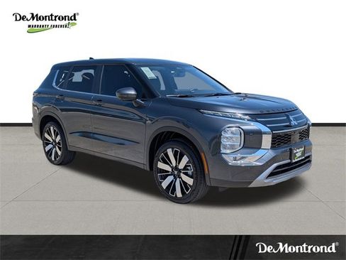 New 2025 Mitsubishi Outlander SE image 3