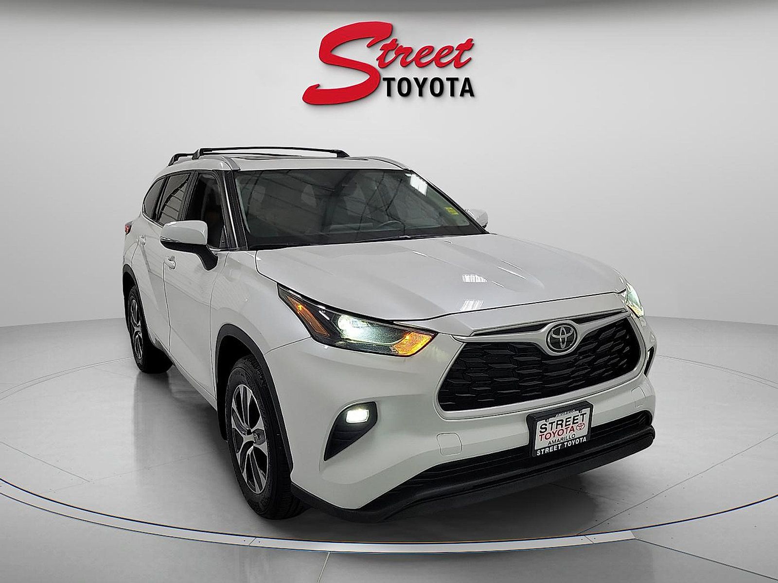 Used 2023 Toyota Highlander XLE AWD/4WD image 5