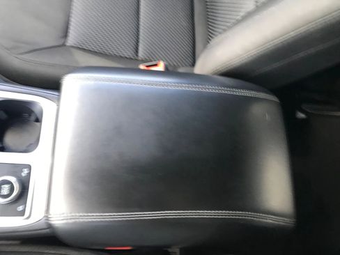 Used 2022 Ford Explorer XLT image 31