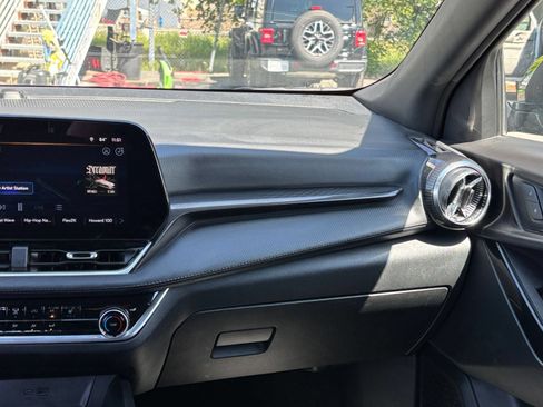 Used 2025 Chevrolet Equinox LT AWD/4WD image 36