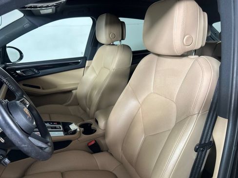Certified 2023 Porsche Macan AWD/4WD image 5