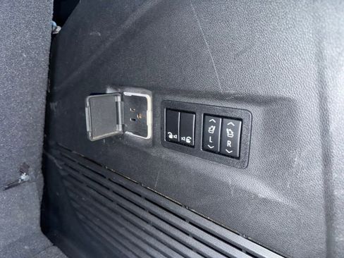 Used 2021 Chevrolet Tahoe LT w/ LT Signature Package image 32