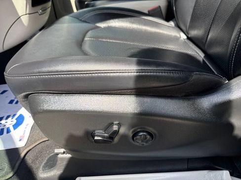Used 2024 Chrysler Pacifica Touring-L FWD image 13