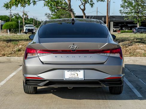 Used 2023 Hyundai Elantra SEL FWD image 8