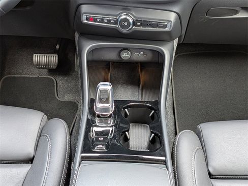 Certified 2025 Volvo XC40 B5 Plus image 19