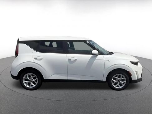 Used 2025 Kia Soul LX w/ LX Technology Package FWD image 16