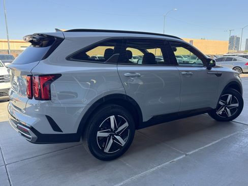 Used 2022 Kia Sorento EX w/ Panoramic Sunroof Package image 4