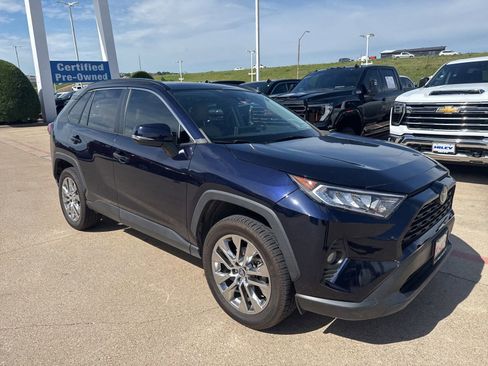 Used 2020 Toyota RAV4 XLE Premium FWD image 3