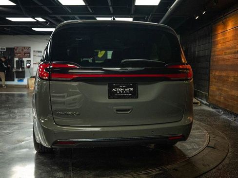 Used 2023 Chrysler Pacifica Touring-L image 6