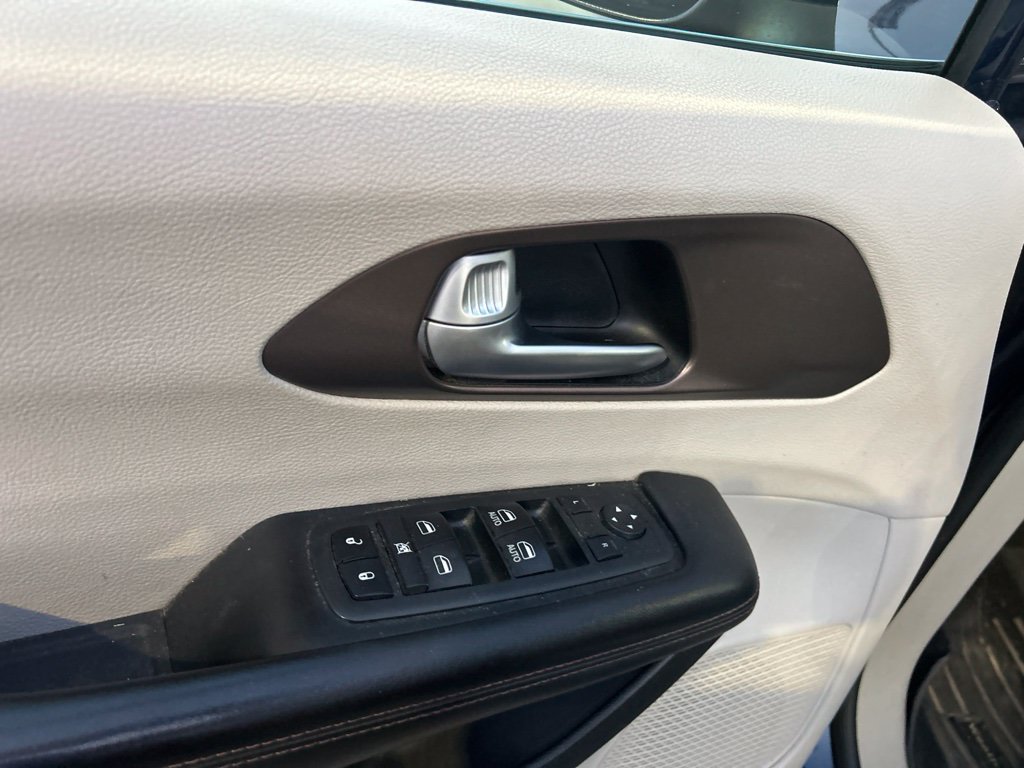Used 2018 Chrysler Pacifica LX FWD image 9