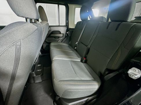 Used 2025 Jeep Wrangler Sahara image 25