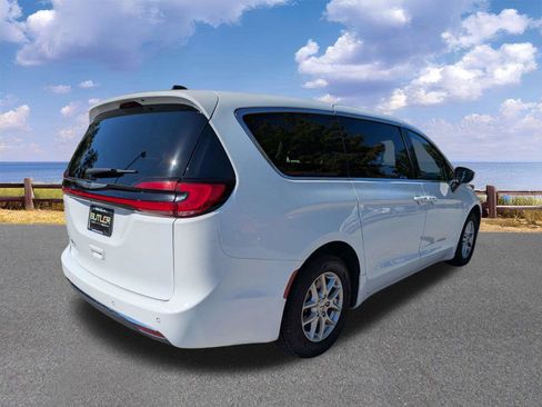 Used 2023 Chrysler Pacifica Touring-L FWD image 8