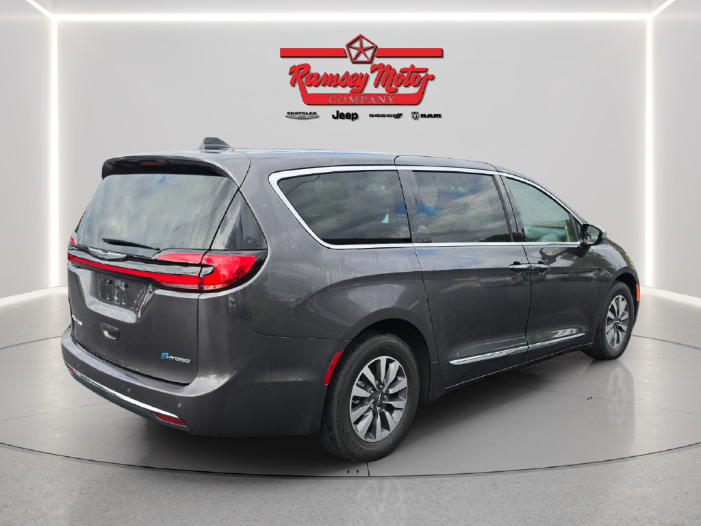 Used 2023 Chrysler Pacifica Limited w/ Uconnect Theater Family Group FWD image 4