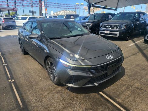 Used 2025 Hyundai Elantra SEL image 3