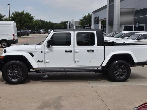 Used 2024 Jeep Gladiator Sport AWD/4WD image 12