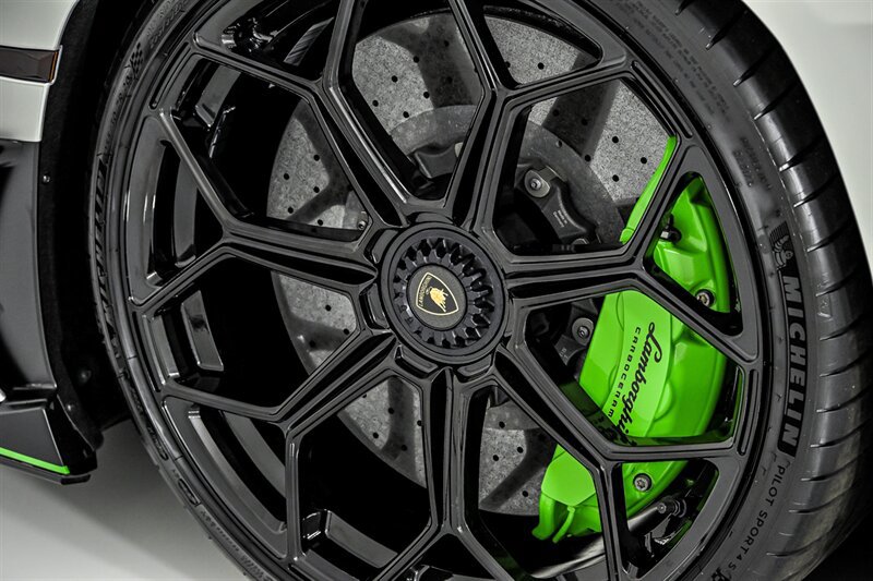 Used 2020 Lamborghini Aventador SVJ AWD/4WD image 38