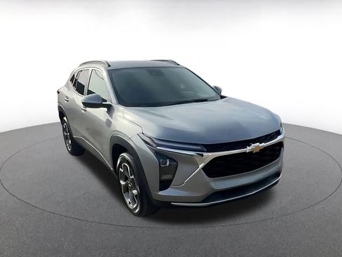Used 2025 Chevrolet Trax LT image 3