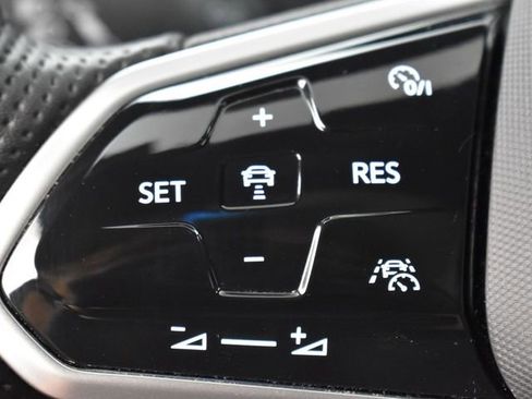 Used 2023 Volkswagen Tiguan SE R-Line image 23