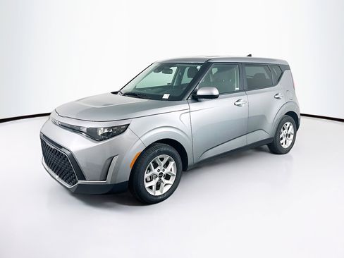 Used 2025 Kia Soul LX w/ LX Technology Package image 3