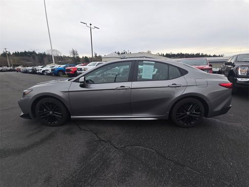Used 2025 Toyota Camry SE image 6