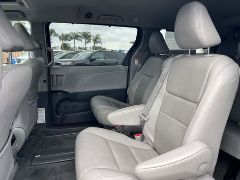 Used 2018 Toyota Sienna XLE image 20