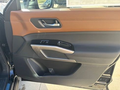 New 2025 Nissan Pathfinder Platinum w/ Black Appearance Package image 18