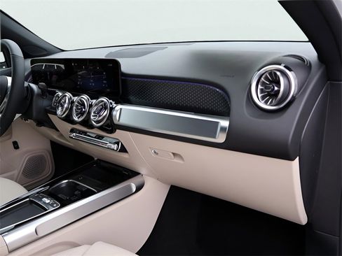New 2025 Mercedes-Benz GLB 250 4MATIC image 11