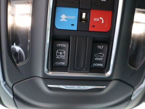 Used 2023 Jeep Grand Cherokee Altitude AWD/4WD image 25