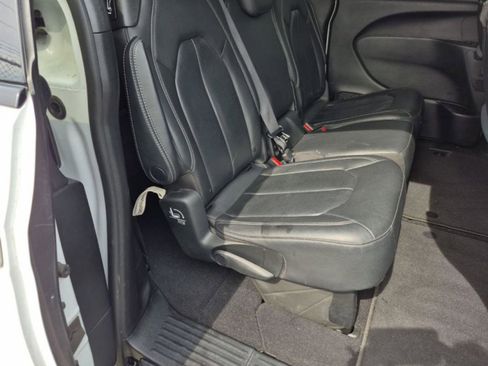 Used 2020 Chrysler Pacifica Touring-L Plus w/ Advanced Safetytec Group FWD image 11