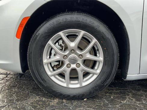 Used 2024 Chrysler Pacifica Touring-L FWD image 25
