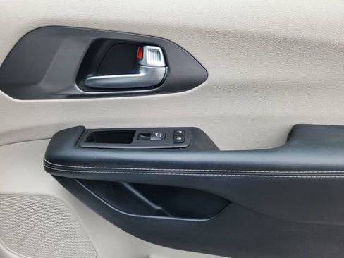Used 2023 Chrysler Pacifica Touring-L FWD image 14