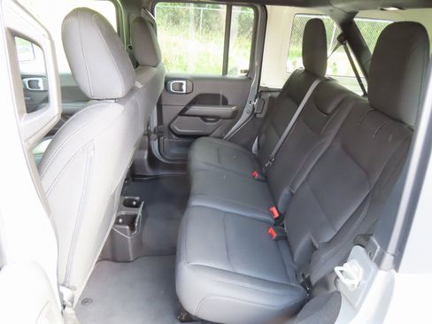 Used 2021 Jeep Wrangler Unlimited Sahara image 29