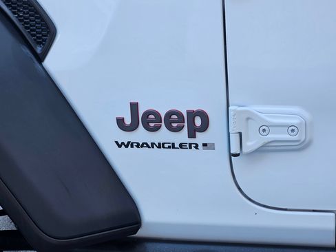 Used 2025 Jeep Wrangler Unlimited Rubicon AWD/4WD image 31