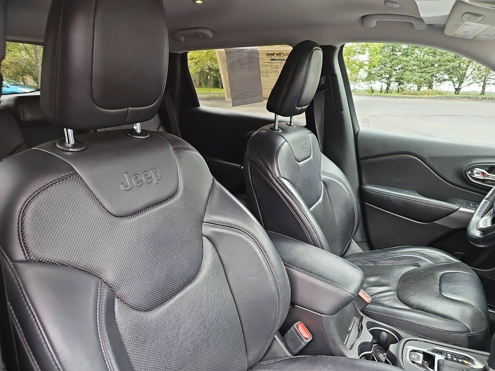 Used 2019 Jeep Cherokee Limited w/ Luxury Group AWD/4WD image 11