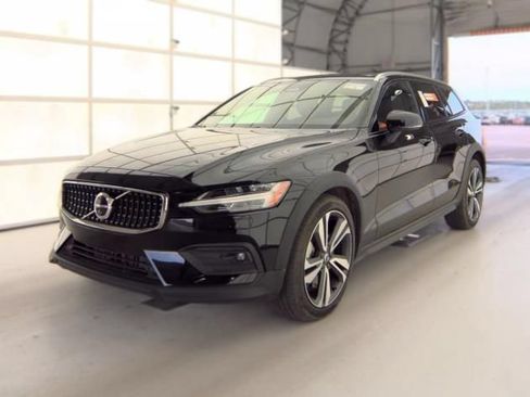 Used 2025 Volvo V60 B5 Cross Country Plus AWD/4WD image 1