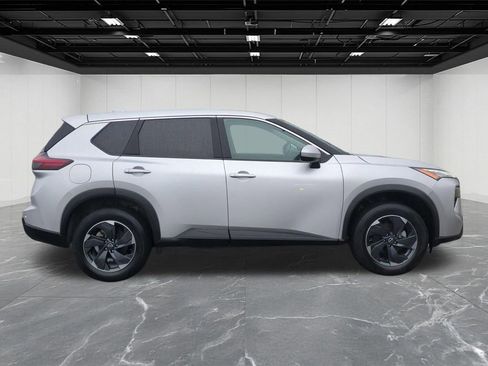 Used 2025 Nissan Rogue SV AWD/4WD image 9