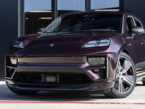 Certified 2024 Porsche Macan Turbo Electric AWD/4WD image 7
