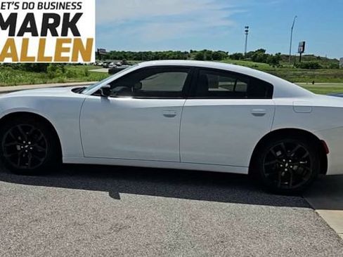 Used 2019 Dodge Charger SXT w/ Blacktop Package RWD image 5