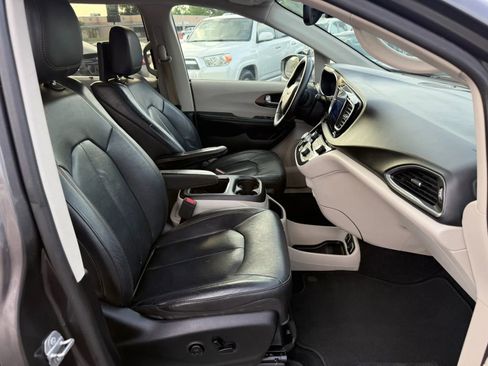 Used 2017 Chrysler Pacifica Touring-L Plus FWD image 12