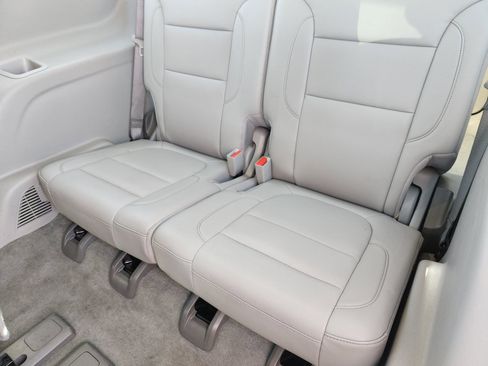 Used 2023 GMC Acadia SLT image 34