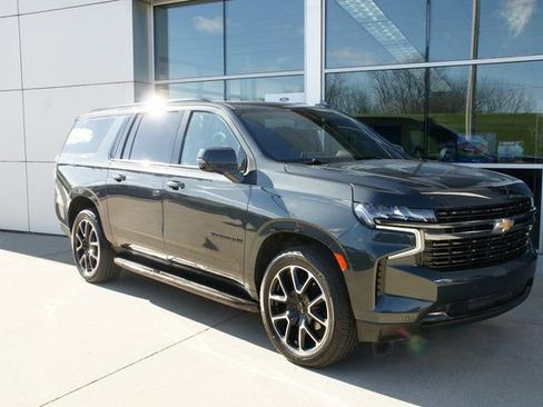 Used 2022 Chevrolet Suburban RST w/ Sport Performance Package image 2