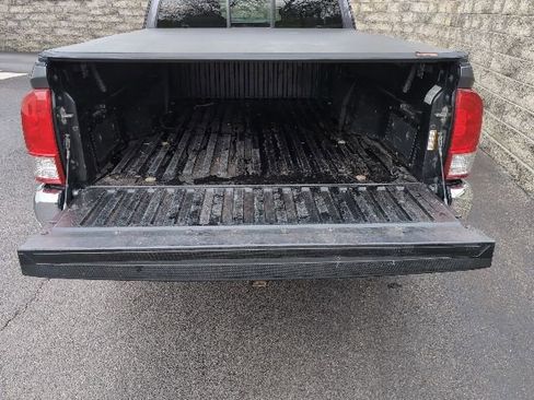 Used 2017 Toyota Tacoma SR5 w/ Tow Package AWD/4WD image 25