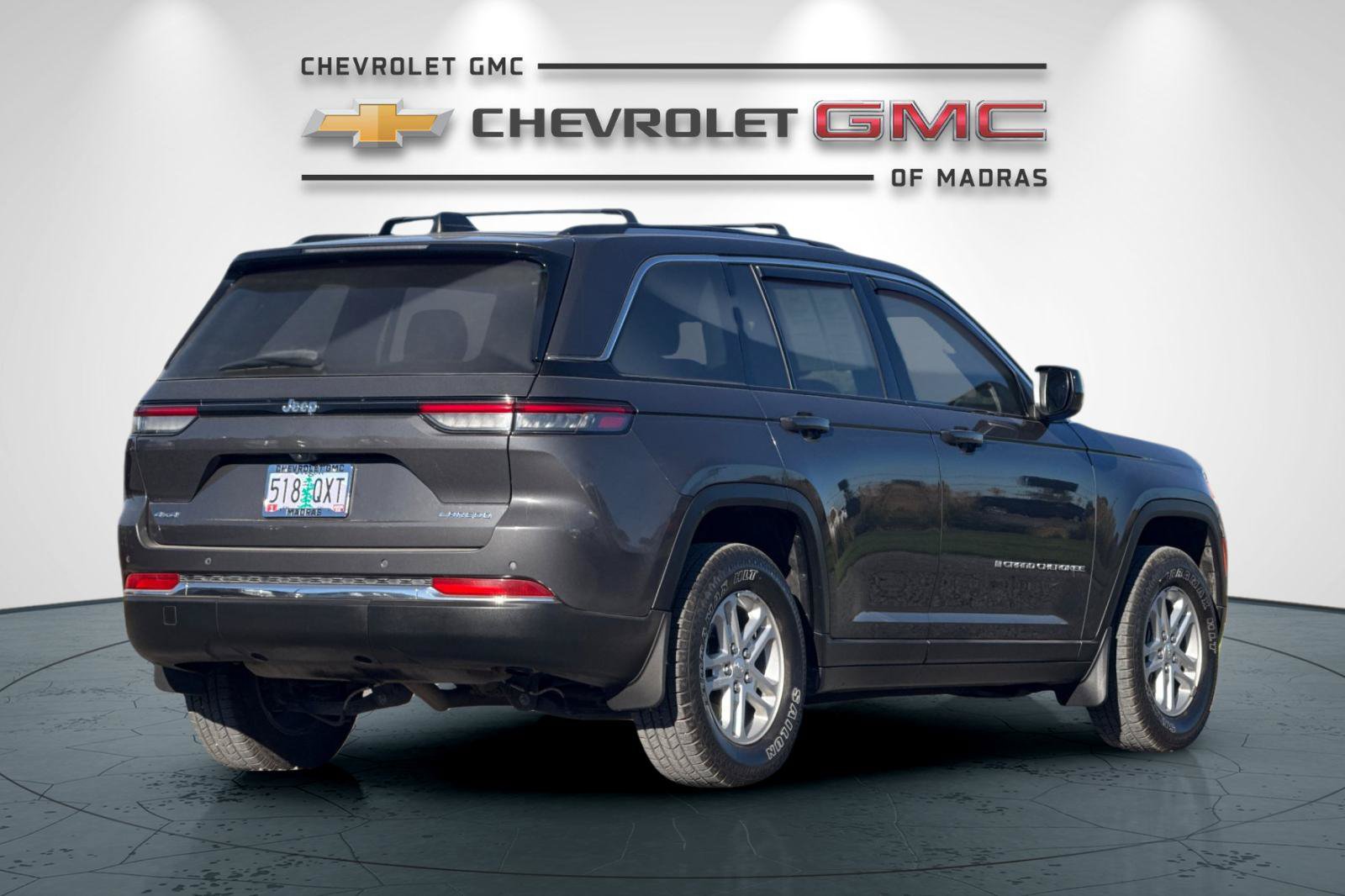 Used 2023 Jeep Grand Cherokee Laredo AWD/4WD image 3