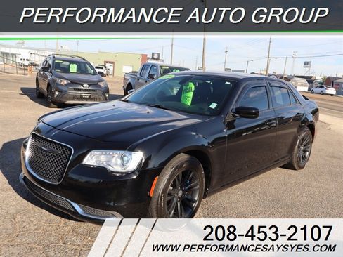 Used 2018 Chrysler 300 Touring L RWD image 3