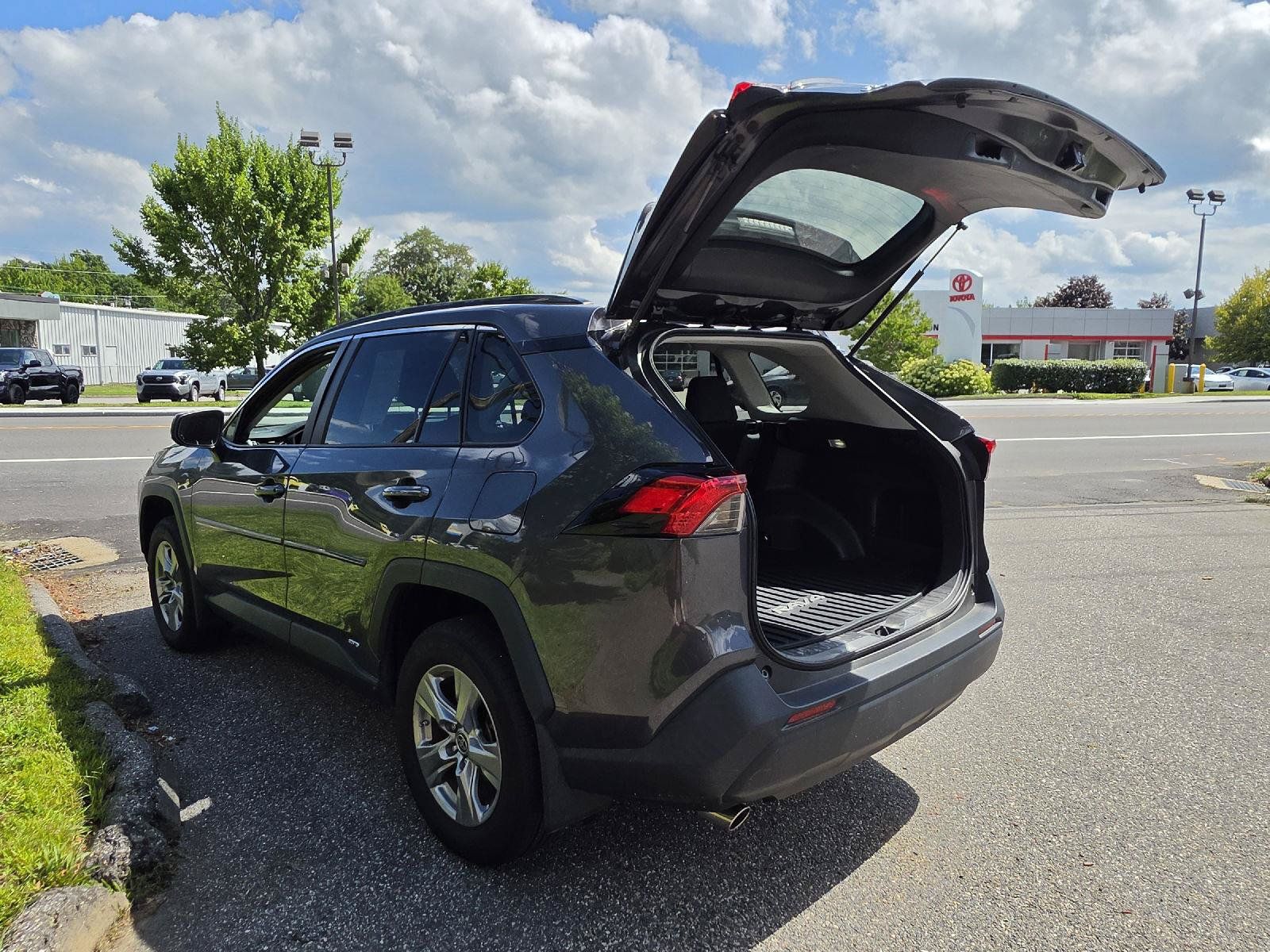 Used 2024 Toyota RAV4 LE AWD/4WD image 10
