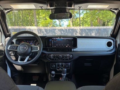 Used 2025 Jeep Wrangler Unlimited Sahara AWD/4WD image 34