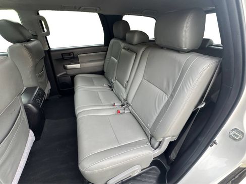 Used 2019 Toyota Sequoia SR5 AWD/4WD image 39
