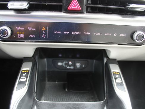 Certified 2025 Kia Sorento S w/ Panoramic Sunroof Package image 43