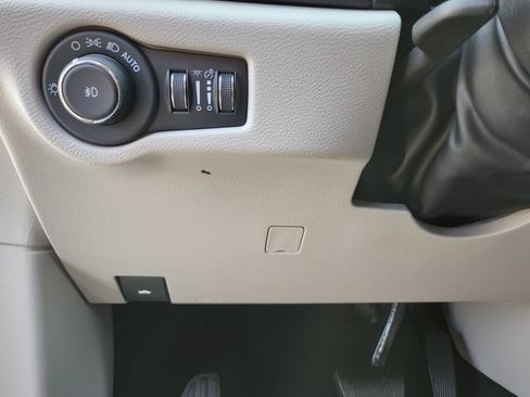 Used 2024 Chrysler Pacifica Touring-L FWD image 30