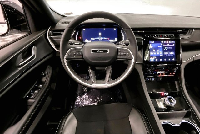 Used 2023 Jeep Grand Cherokee Altitude AWD/4WD image 6